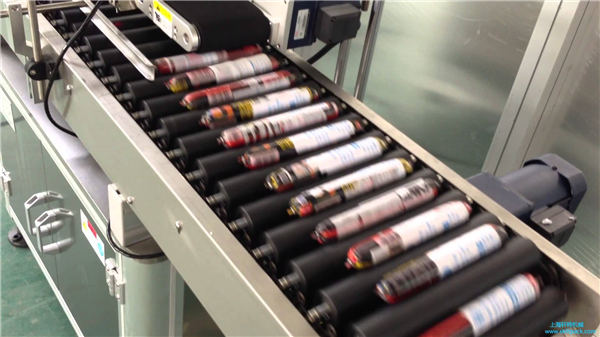 Automatikus kolbászcímkéző gép adagolóval